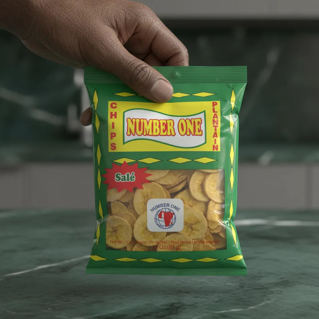 Sachet de Chips de plantain salées N°1 tenu à la main, snack savoureux à base de plantains mûrs, parfait pour l'épicerie salée.